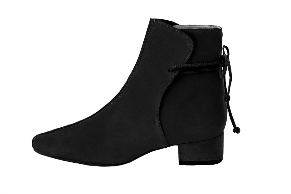 Matt black women's ankle boots with laces at the back. Round toe. Low block heels. Profile view - Florence KOOIJMAN